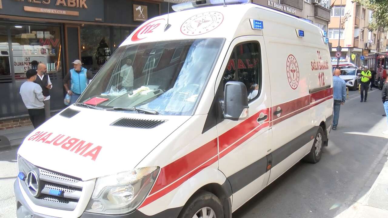 İki otomobil çarpıştı, araçlardan biri yayaların arasına daldı! 2’si ağır 5 yaralı 6